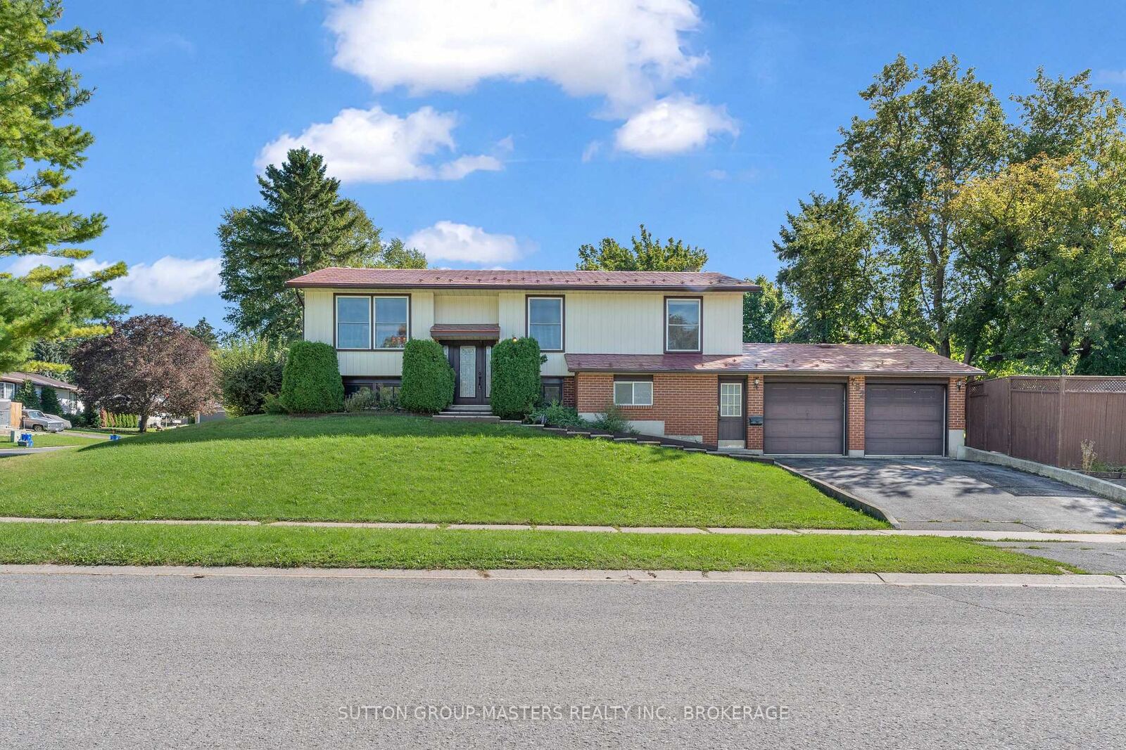 Property Photo:  752 High Gate Park Drive  ON K7M 5Z9 