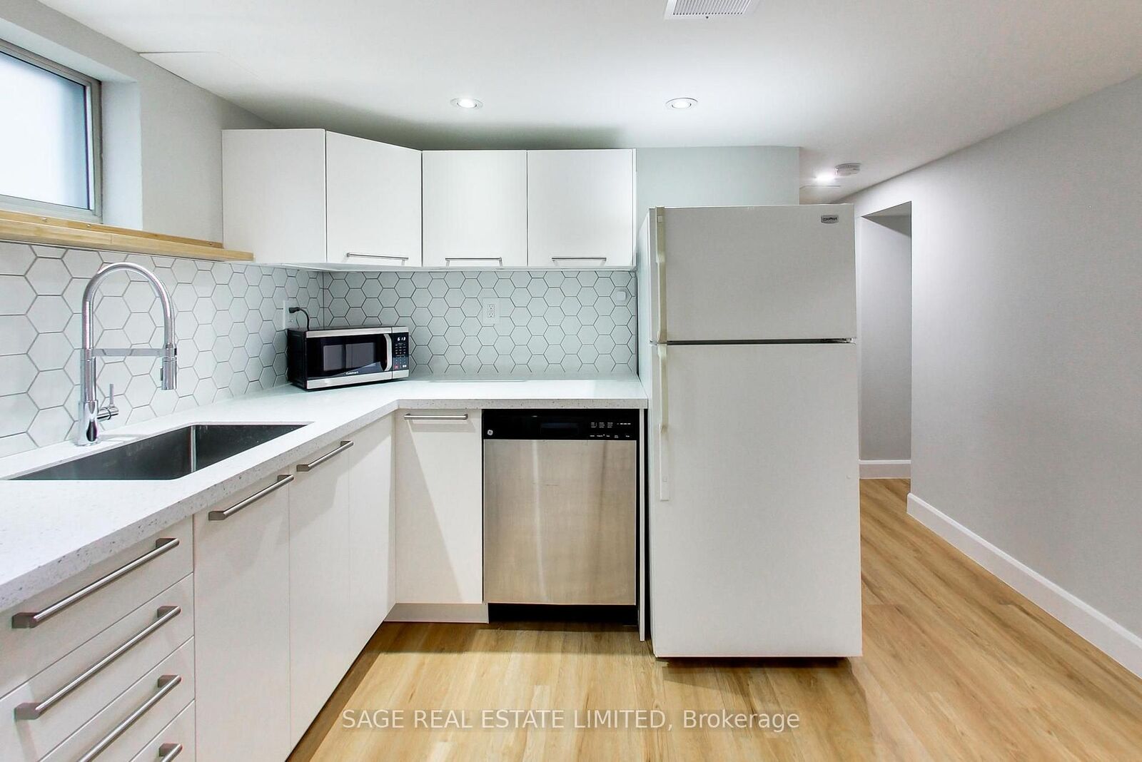 Property Photo:  2505 Gerrard Street E Lower  ON M1N 1W7 