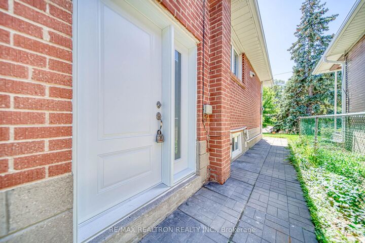 Property Photo:  36 Beaver Valley Road Unit #1  ON M3H 4S1 