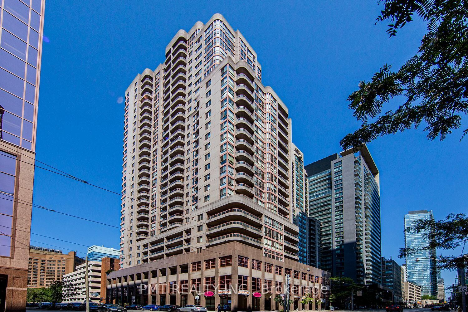 Property Photo: 736 Bay Street 1612 ON M5G 2M4