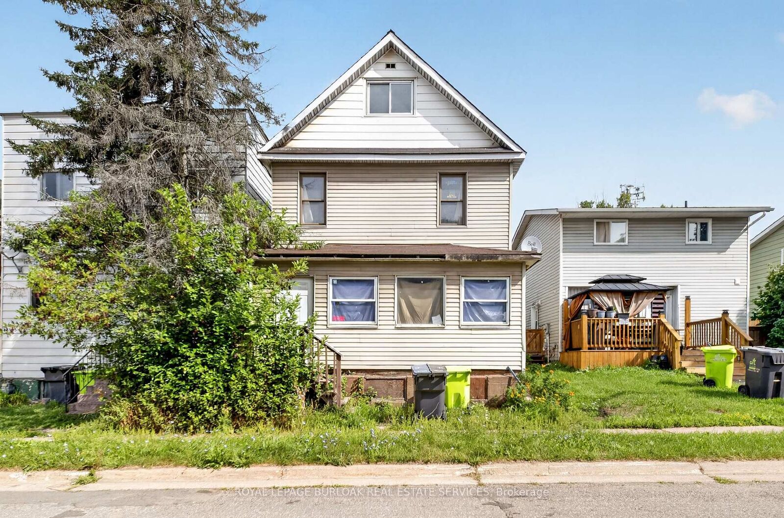 Property Photo:  678 Albert Street W  ON P6A 1C6 
