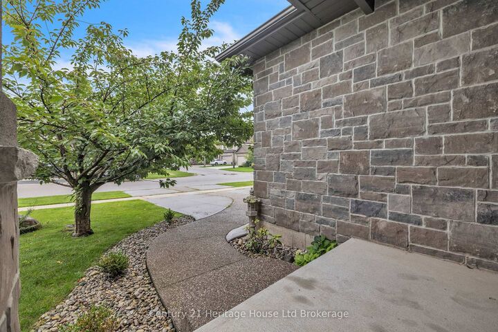 Property Photo:  472 Fairway Road  ON N4T 0E7 