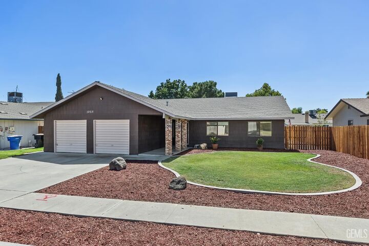 Property Photo:  1065 Ross Way  CA 93230 