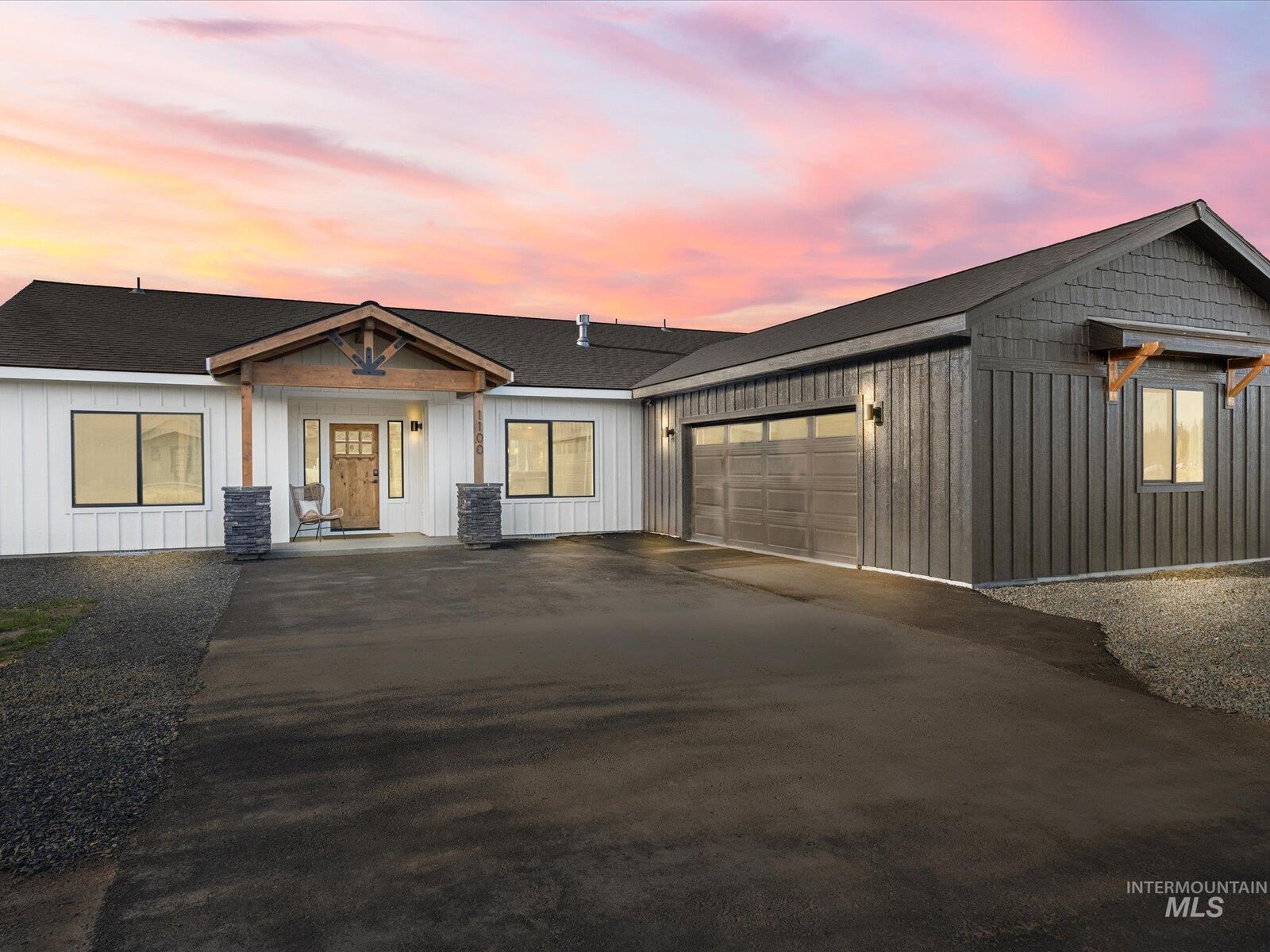 Property Photo: 1100 Mo's ID 83638