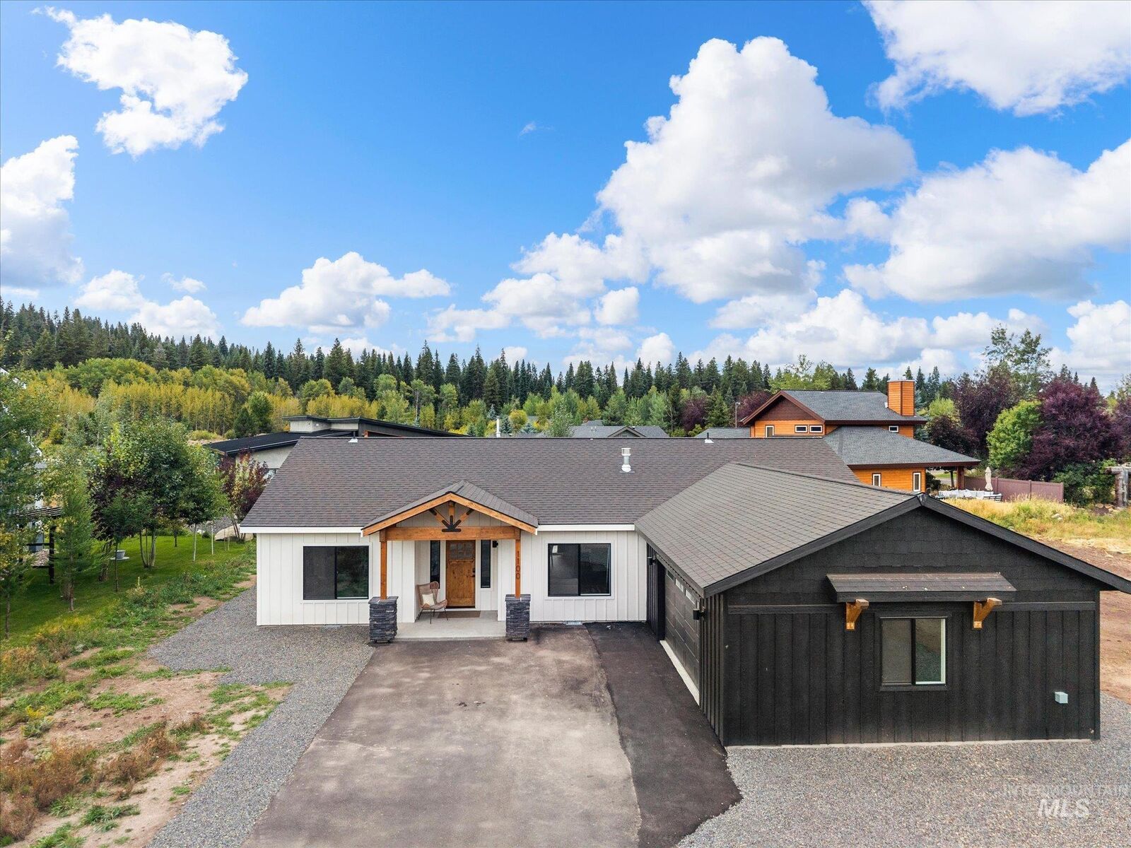 Property Photo: 1100 Mo's ID 83638