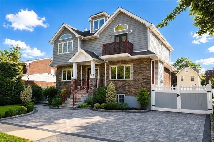 Property Photo:  68 Kensington Avenue  NY 10305 