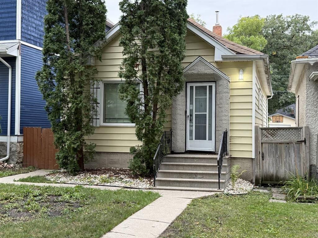 Property Photo:  100 Harbison Avenue  MB R2L 0A1 