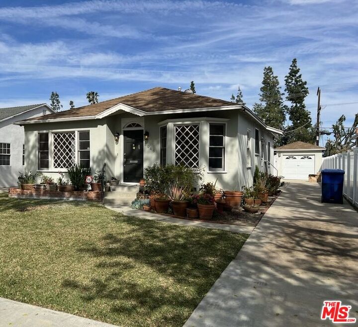 Property Photo: 5048 Enfield Ave CA 91316