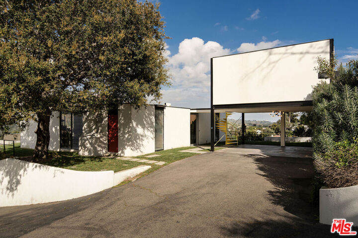 Property Photo: 2977 Passmore Dr CA 90068