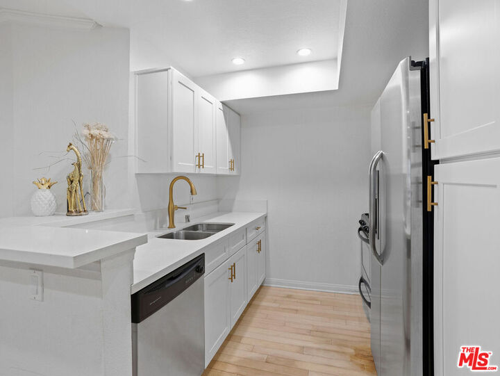 Property Photo:  21520 Burbank Blvd, Unit 112  CA 91367 