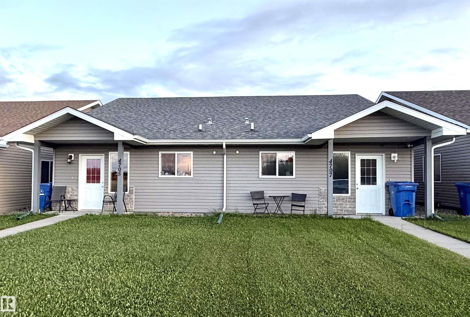 Property Photo:  4705 & 4707 61 Avenue  AB T0C 0A8 