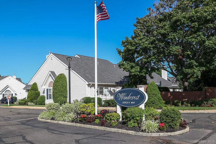 Property Photo:  4 Joyces Way  NY 11706 