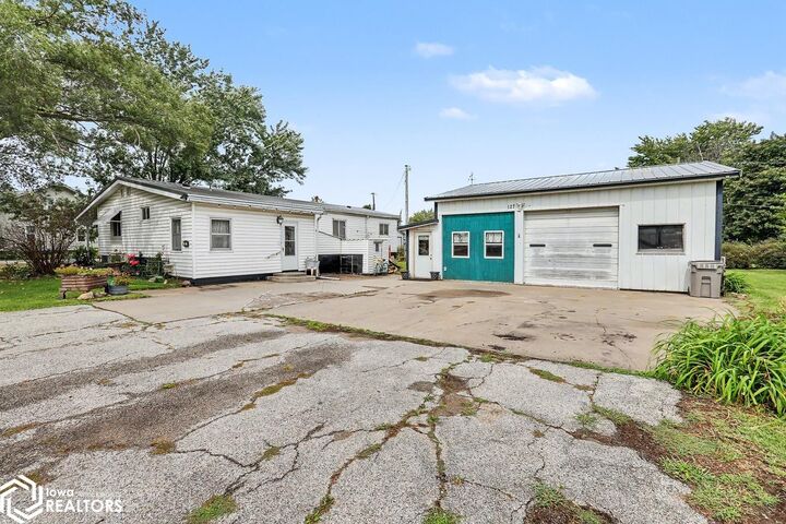 Property Photo:  127 16th Avenue W  IA 52531 