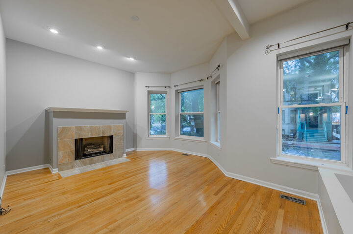 Property Photo:  1017 W Dakin Street 1  IL 60613 