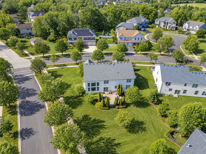 Property Photo: 829 Lindsey Lane IL 60440