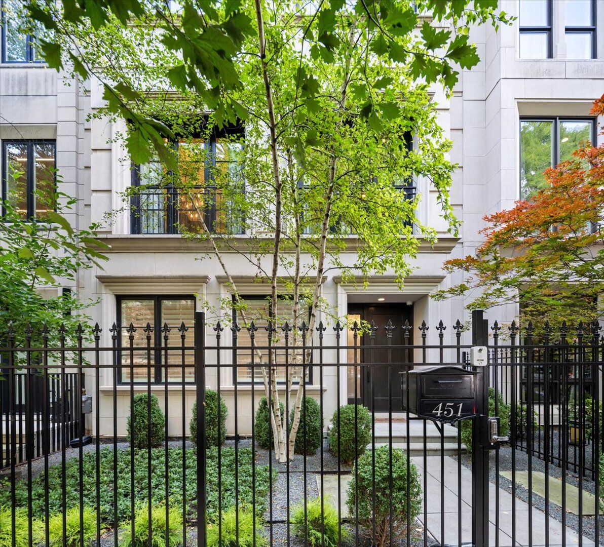 Property Photo:  451 W Deming Place  IL 60614 
