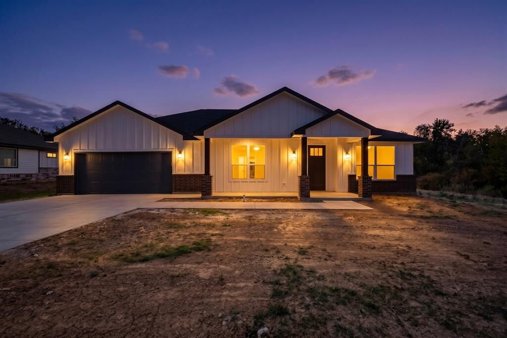 Property Photo:  203 W Mansfield Avenue  TX 76060 