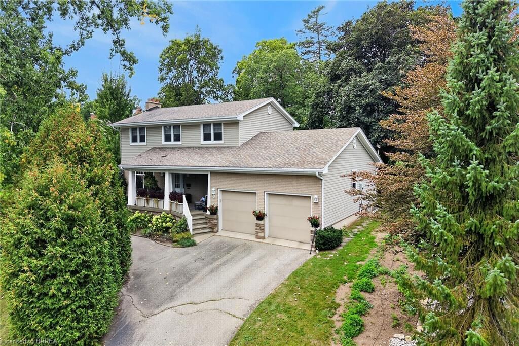 Property Photo:  4 Gaywood Gardens  ON N3T 5J8 