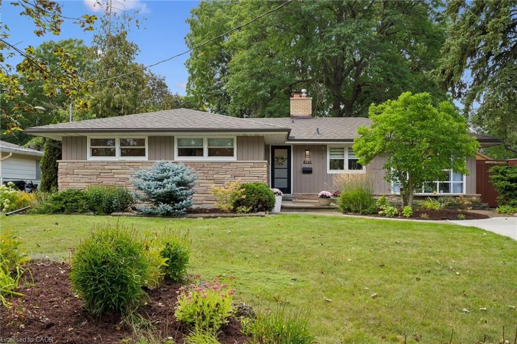 Property Photo:  142 Stonybrook Drive  ON N2M 4L7 