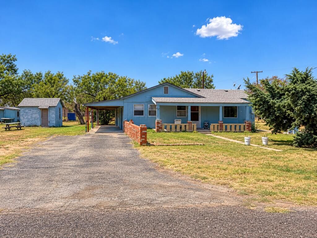 Property Photo: 404 S 4th St TX 79511