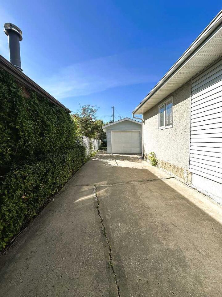 Property Photo:  9541 88 Avenue  AB T8V 3N6 