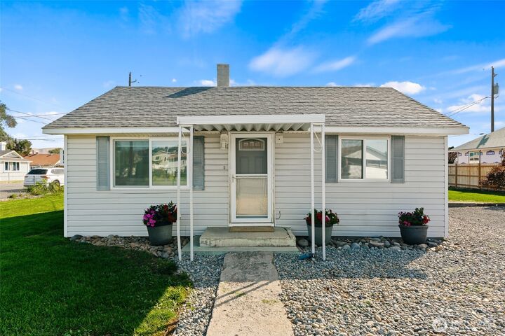 Property Photo: 709 N 28th Avenue WA 98902