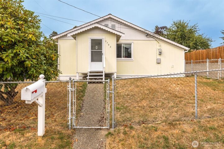 Property Photo: 2703 Maple Street WA 98310