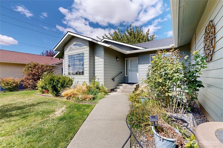 Property Photo: 809 SE Tamarack Street WA 99324