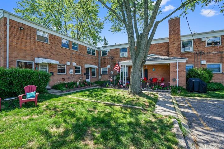 Property Photo: 2906 W 13 Mile Road 3 MI 48073