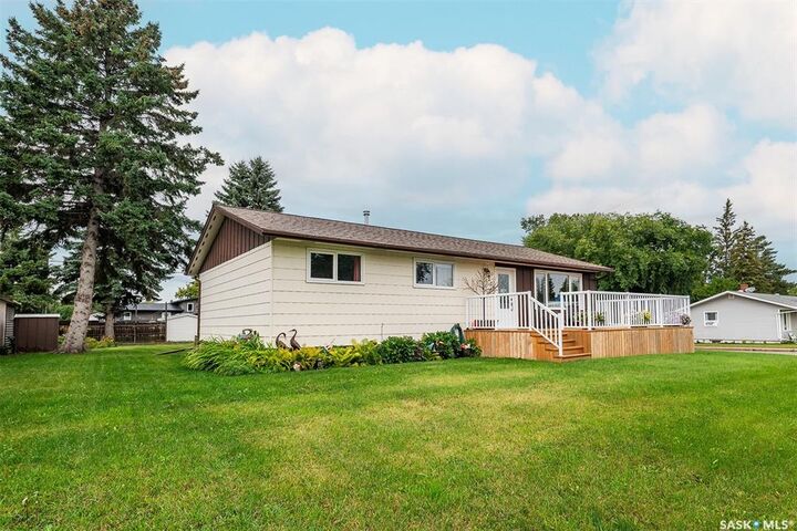 Property Photo:  301 9th Street E  SK S0A 4T0 