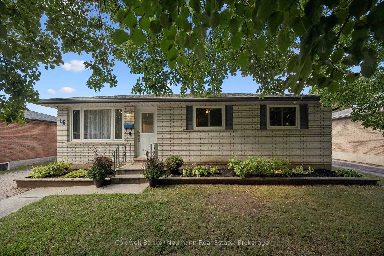 Property Photo:  16 Argyle Drive  ON N1G 2P2 