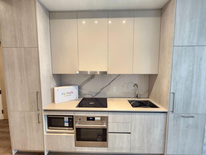 Property Photo:  225 Commerce Street 6515  ON L4K 0R1 