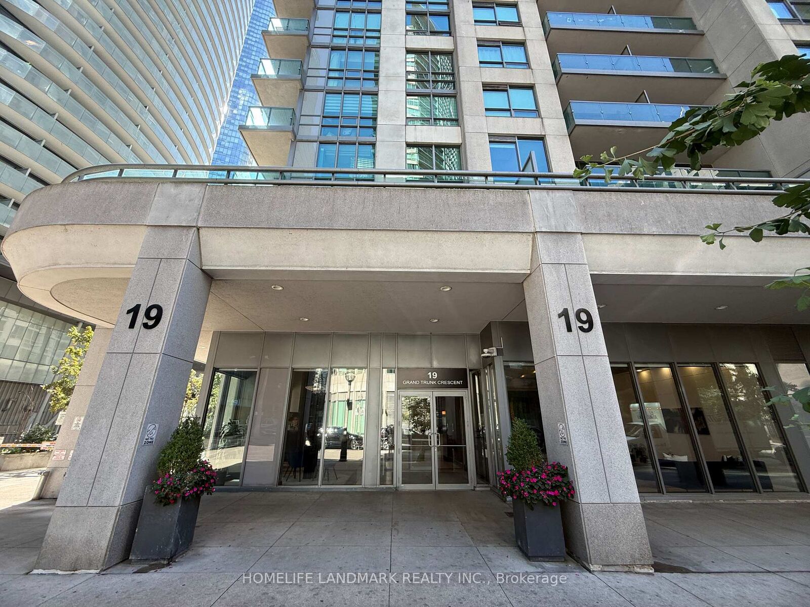 Property Photo:  19 Grand Trunk Crescent 1603  ON M5J 3A3 