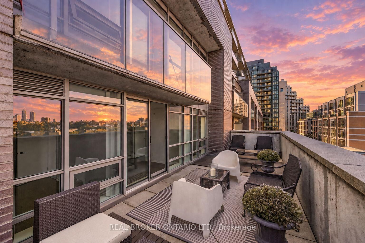 Property Photo: 68 Abell Street 736 ON M6J 0B1