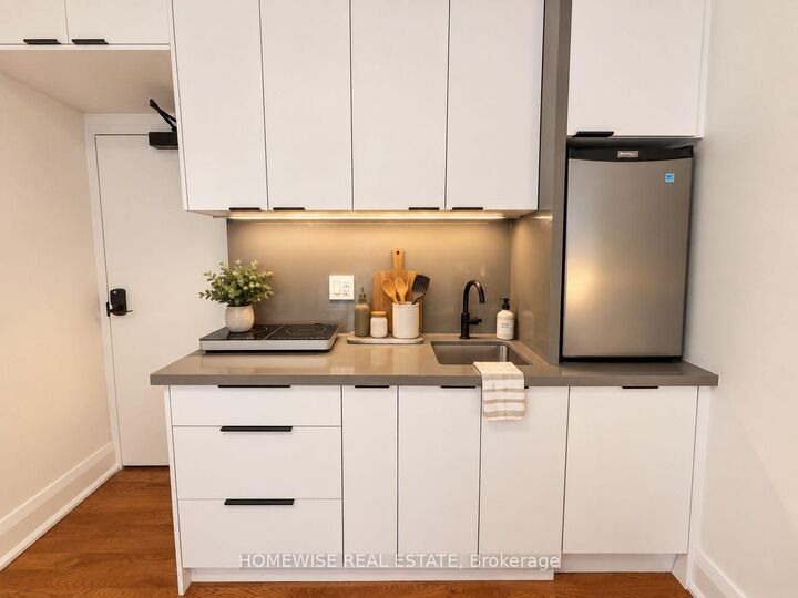 Property Photo:  5 High Park Boulevard 105  ON M6R 1M5 