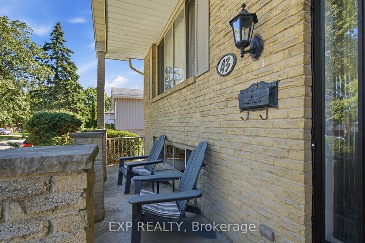 Property Photo:  43 Tumbleweed Crescent  ON N6E 2N5 
