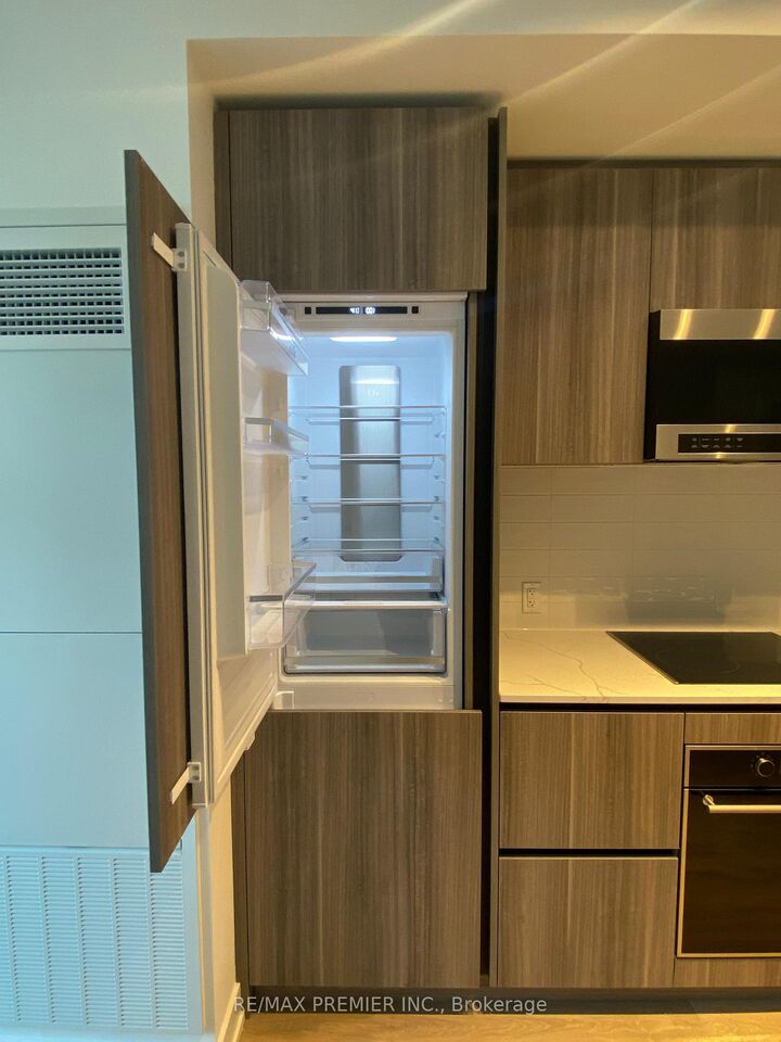 Property Photo:  127 Broadway Avenue 2103  ON M4P 1V4 