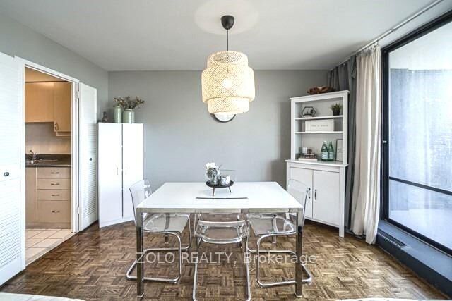Property Photo:  135 Antibes Drive 2402  ON M2R 2Z1 