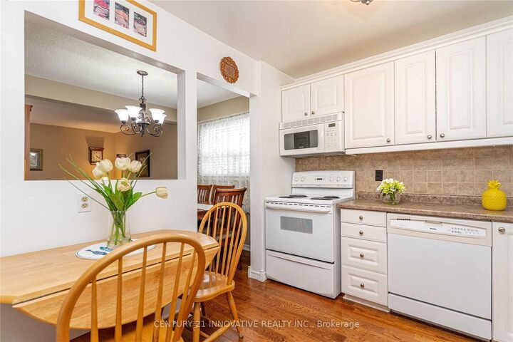 Property Photo:  25 Gladstone Square  ON L6S 2H5 