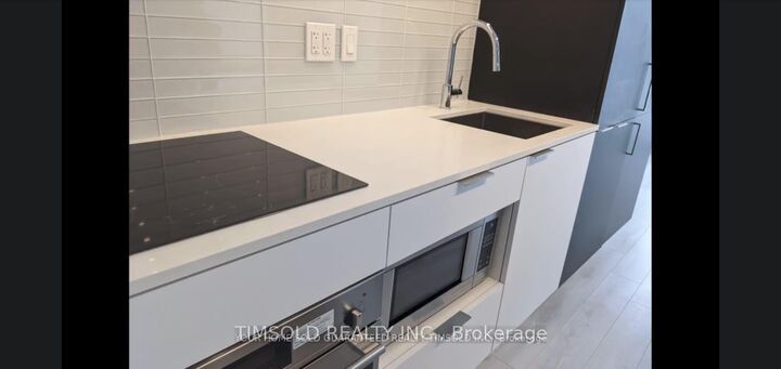 Property Photo:  33 Helendale Avenue  ON M4R 0A4 