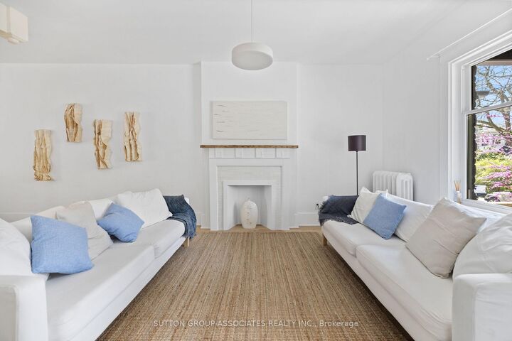Property Photo:  853 Manning Avenue  ON M6G 2X1 
