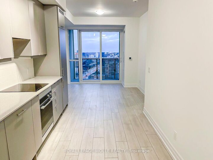 Property Photo:  30 Elm Drive W 1906  ON L5B 0N6 
