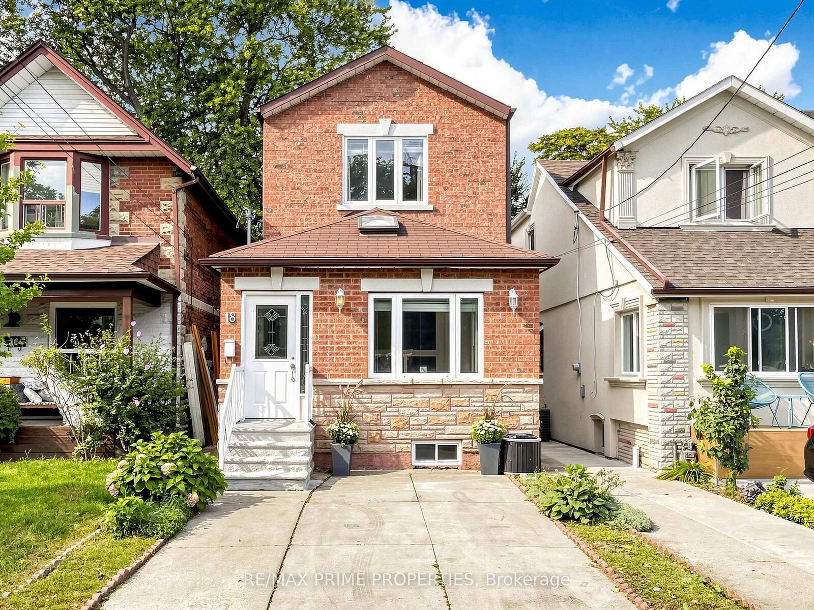 Property Photo:  18 Dentonia Park Avenue S  ON M4C 1W7 