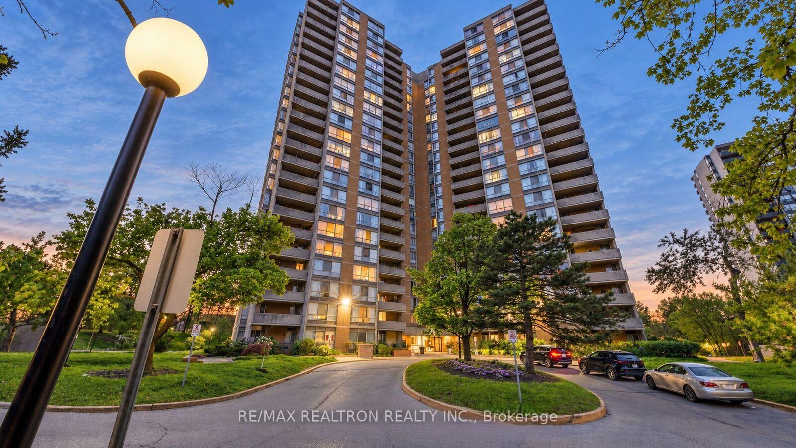 Property Photo:  10 Martha Eaton Way 1411  ON M6M 5B3 