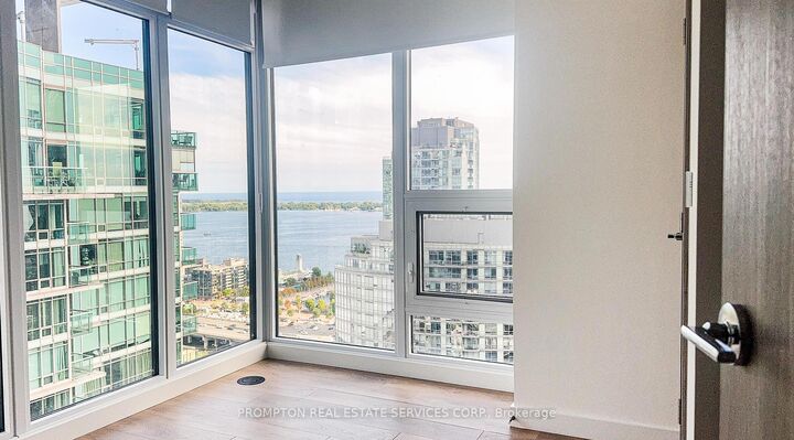 Property Photo:  1 Concord Cityplace Way 3205  ON M5V 0X3 