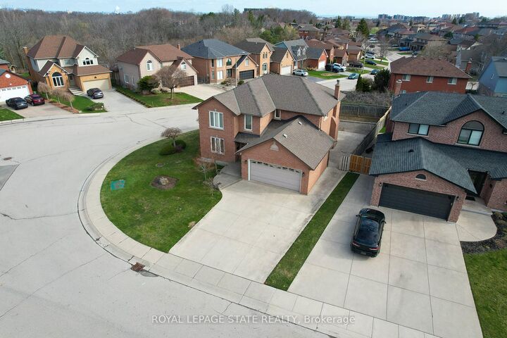 Property Photo:  137 National Drive  ON L8G 5B3 