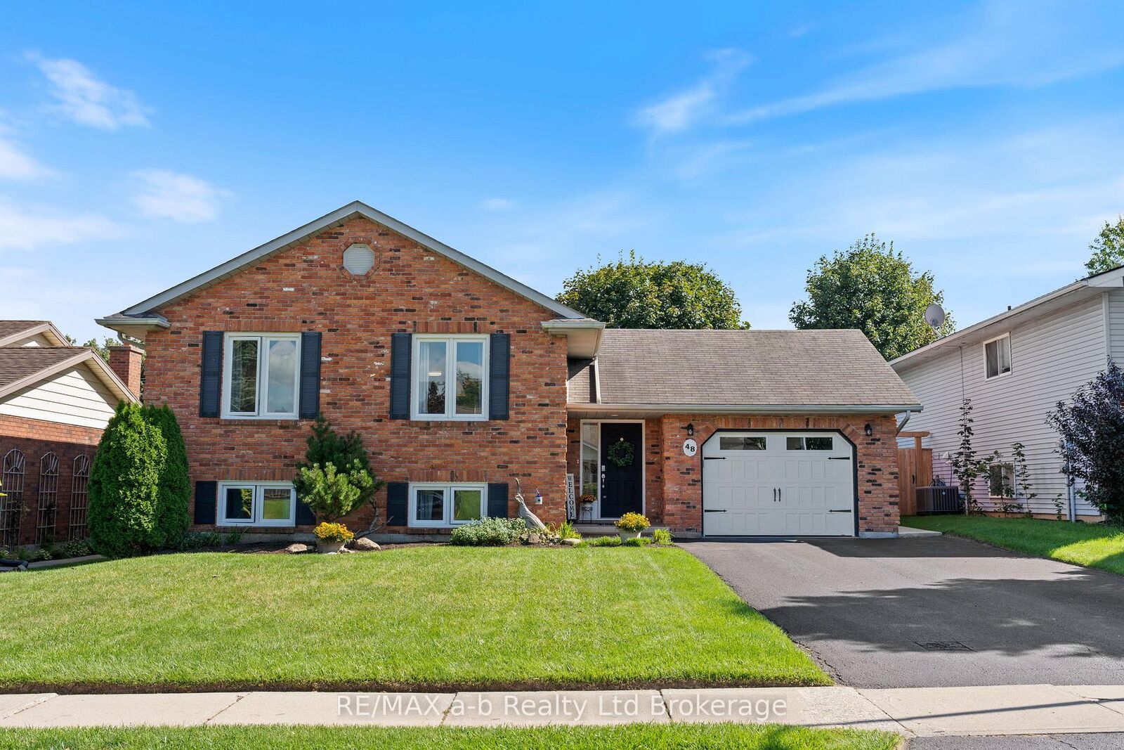 Property Photo: 48 Denrich Avenue ON N4G 4W1