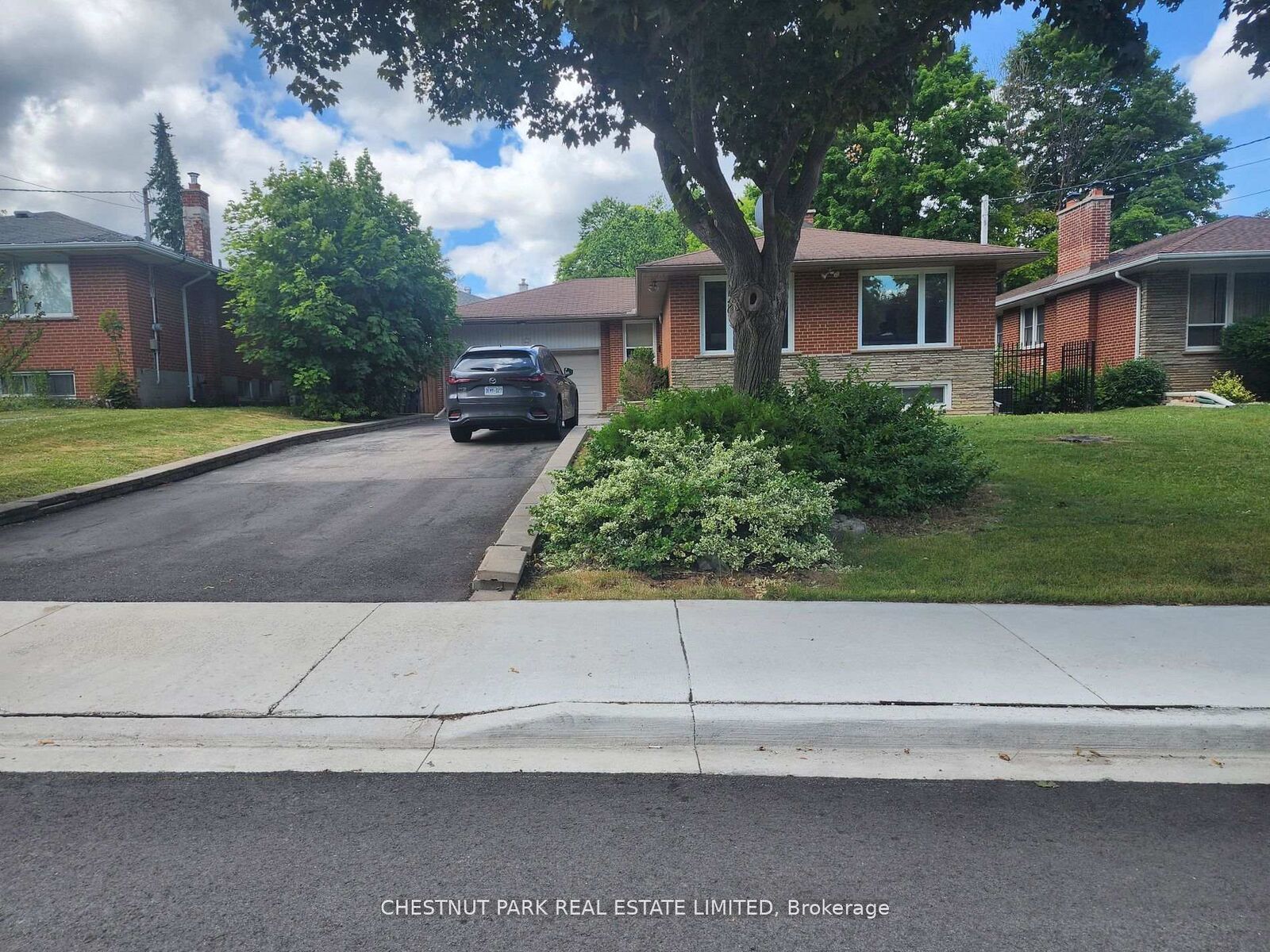 Property Photo:  184 Burbank Drive  ON M2K 1P4 
