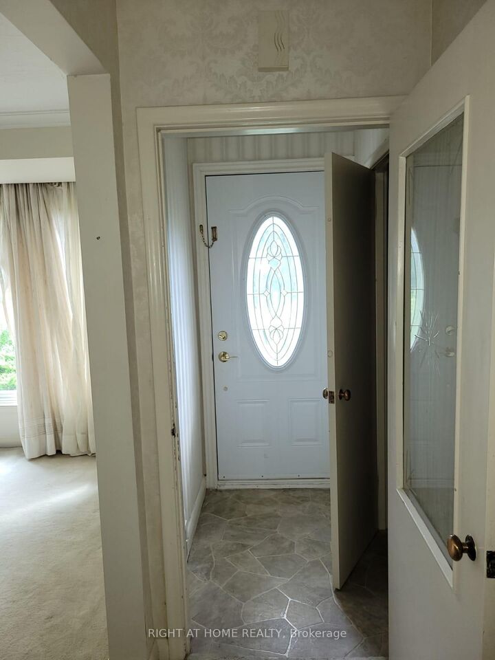 Property Photo:  260 Park Home Avenue Main  ON M1T 0B5 