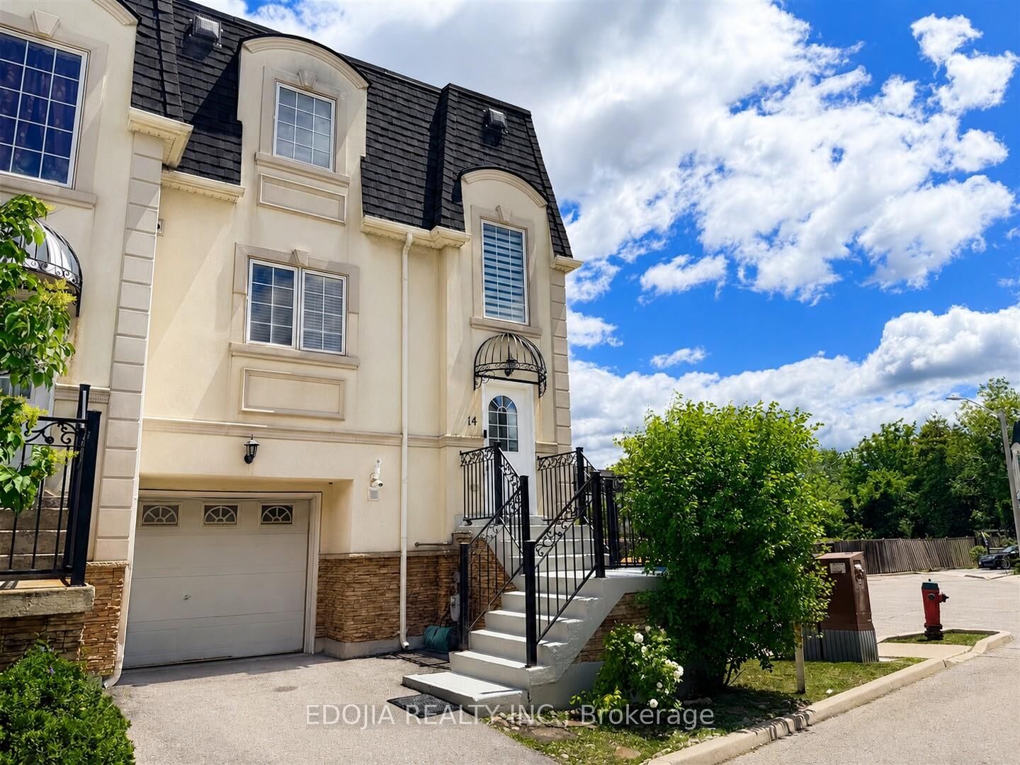 Property Photo:  215 16th Avenue 14  ON L4C 0T8 